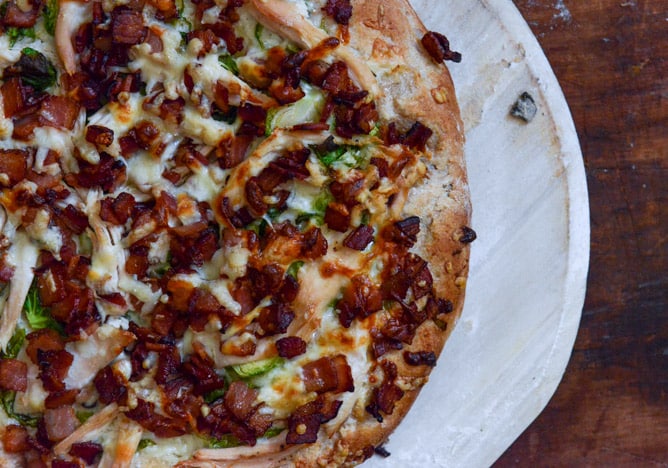 thanksgiving leftovers: turkey, bacon and avocado ranch pizza I howsweeteats.com thanksgiving leftovers: turkey, bacon and avocado ranch pizza I howsweeteats.com