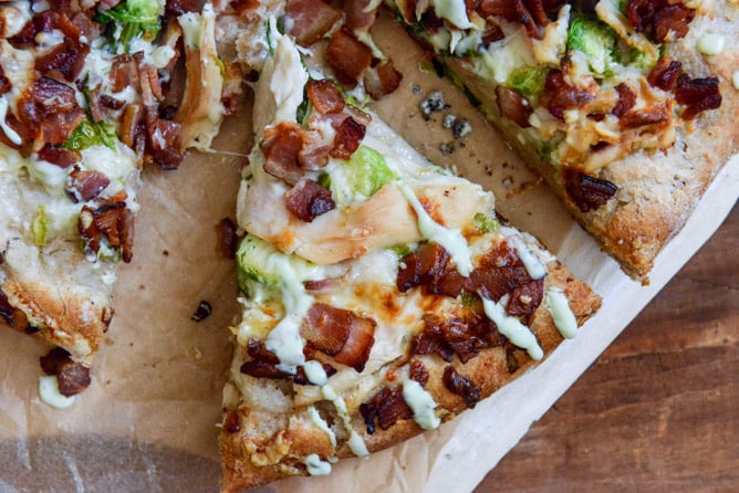 thanksgiving leftovers: turkey, bacon and avocado ranch pizza I howsweeteats.com thanksgiving leftovers: turkey, bacon and avocado ranch pizza I howsweeteats.com