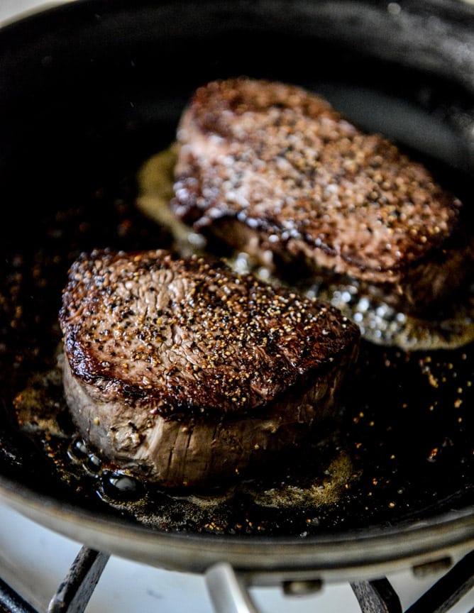 seared filet fondue sliders I howsweeteats.com seared filet fondue sliders I howsweeteats.com