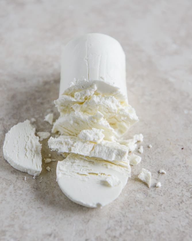 30 Minute Caramelized Shallot, Spinach and Goat Cheese Garlic Butter Pasta I howsweeteats.com 30 Minute Caramelized Shallot, Spinach and Goat Cheese Garlic Butter Pasta I howsweeteats.com