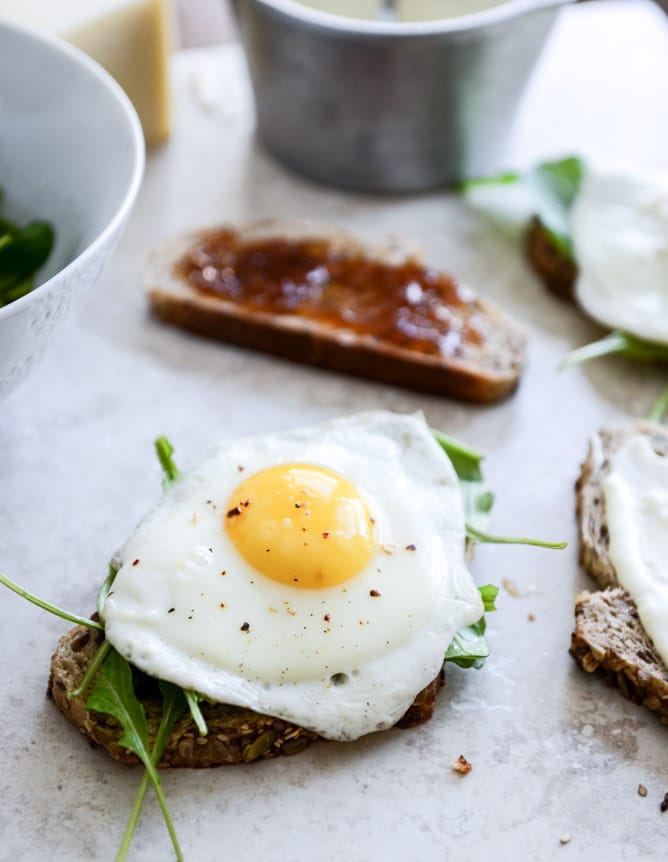 Gruyere, Fig Jam and Arugula Breakfast Sandwiches I howsweeteats.com Gruyere, Fig Jam and Arugula Breakfast Sandwiches I howsweeteats.com