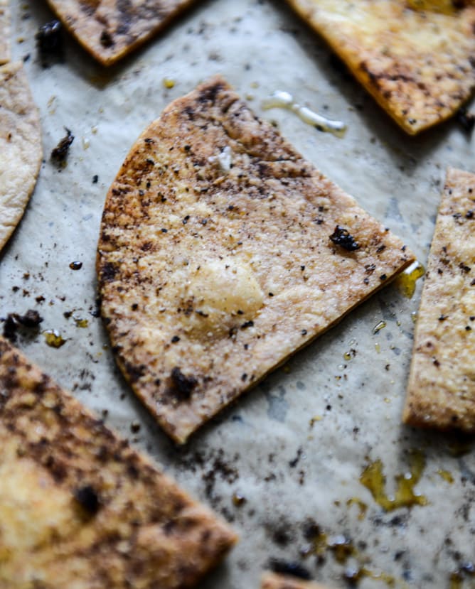 Jalapeño Honey Hummus with Spiced Olive Oil Tortilla Chips I howsweeteats.com Jalapeño Honey Hummus with Spiced Olive Oil Tortilla Chips I howsweeteats.com