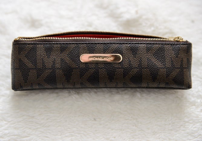 what's in my purse I howsweeteats.com what's in my purse I howsweeteats.com