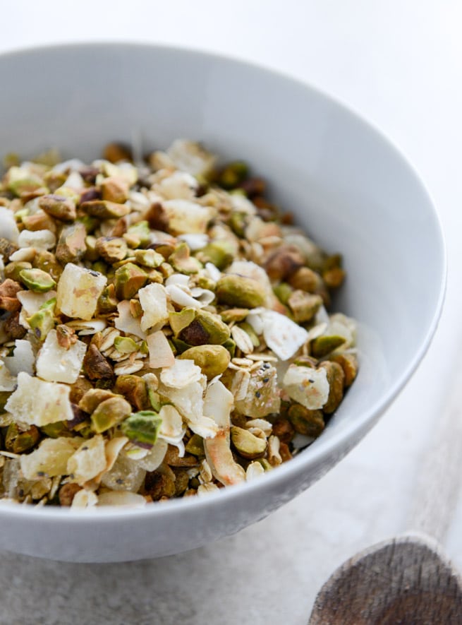 toasted pistachio and pineapple muesli I howsweeteats.com toasted pistachio and pineapple muesli I howsweeteats.com
