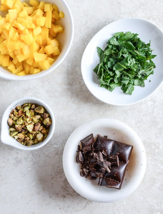 Vanilla Bean Chia Pudding with Fresh Mint, Mango, Pistachios + Dark Chocolate I howsweeteats.com Vanilla Bean Chia Pudding with Fresh Mint, Mango, Pistachios + Dark Chocolate I howsweeteats.com