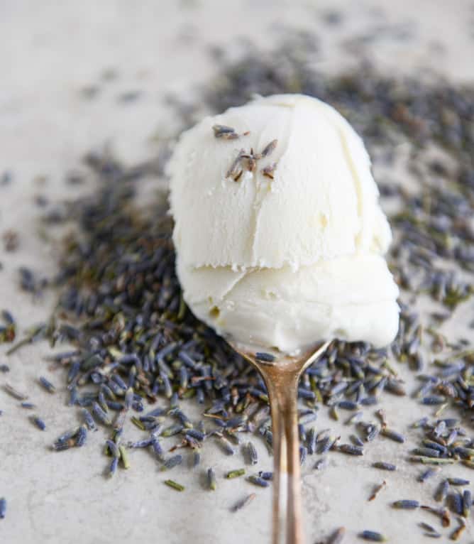 white chocolate lavender ice cream I howsweeteats.com white chocolate lavender ice cream I howsweeteats.com