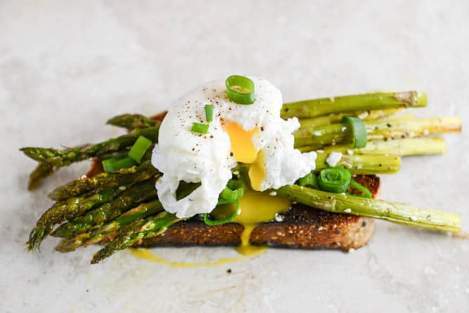 Roasted Sesame Asparagus Toasts with Poached Eggs I howsweeteats.com Roasted Sesame Asparagus Toasts with Poached Eggs I howsweeteats.com