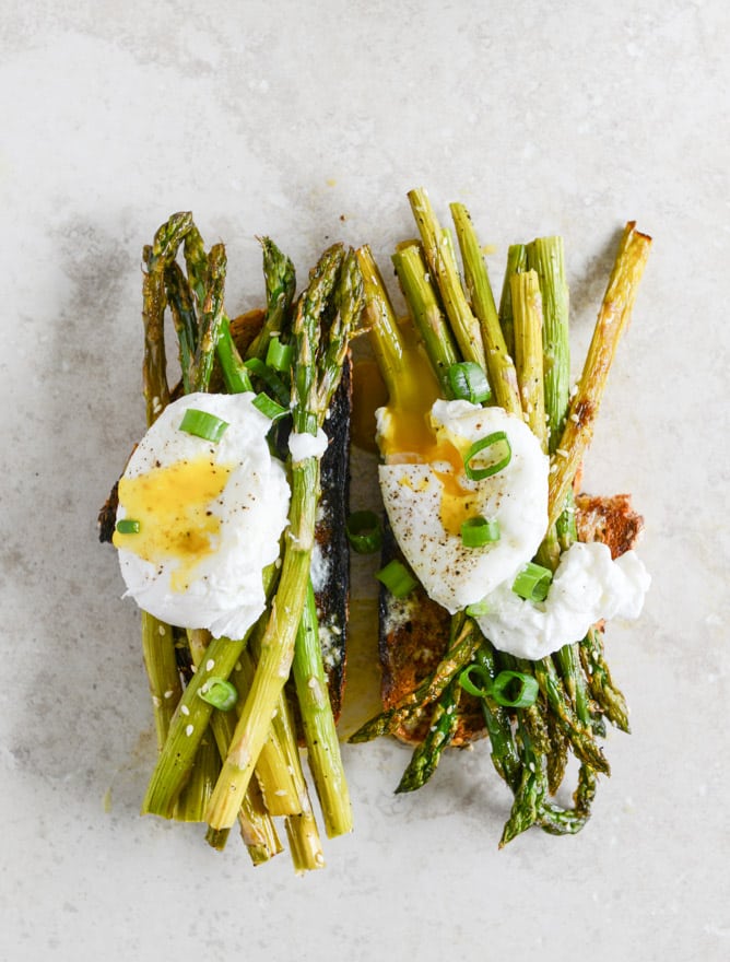 Roasted Sesame Asparagus Toasts with Poached Eggs I howsweeteats.com Roasted Sesame Asparagus Toasts with Poached Eggs I howsweeteats.com