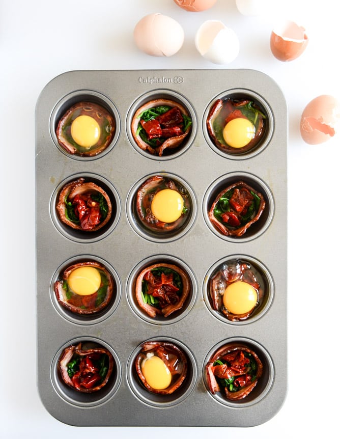 Spinach and Red Pepper Bacon Wrapped Eggs I howsweeteats.com