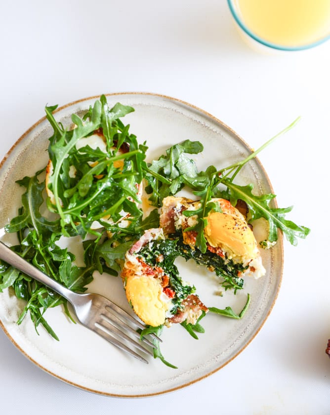 Spinach and Red Pepper Bacon Wrapped Eggs I howsweeteats.com