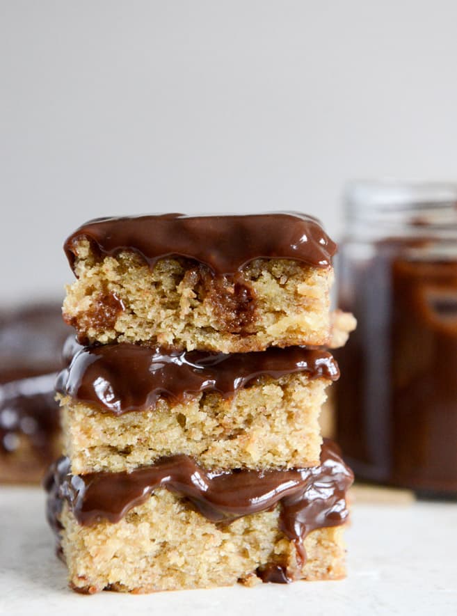 Banana Blondies with Chocolate Peanut Butter Ganache I howsweeteats.com