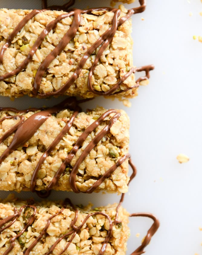chewy pistachio maracoon granola bars I howsweeteats.com