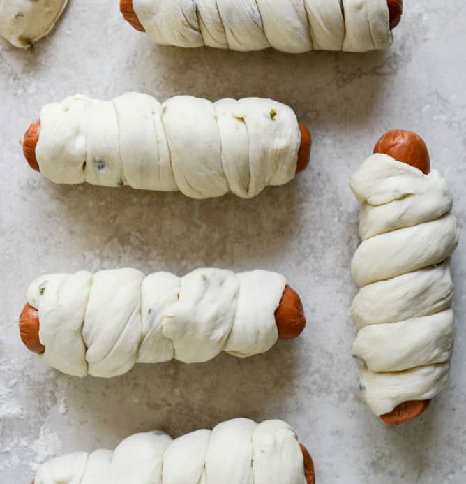 Jalapeño Pretzel Dogs with Cheddar Beer Sauce I howsweeteats.com