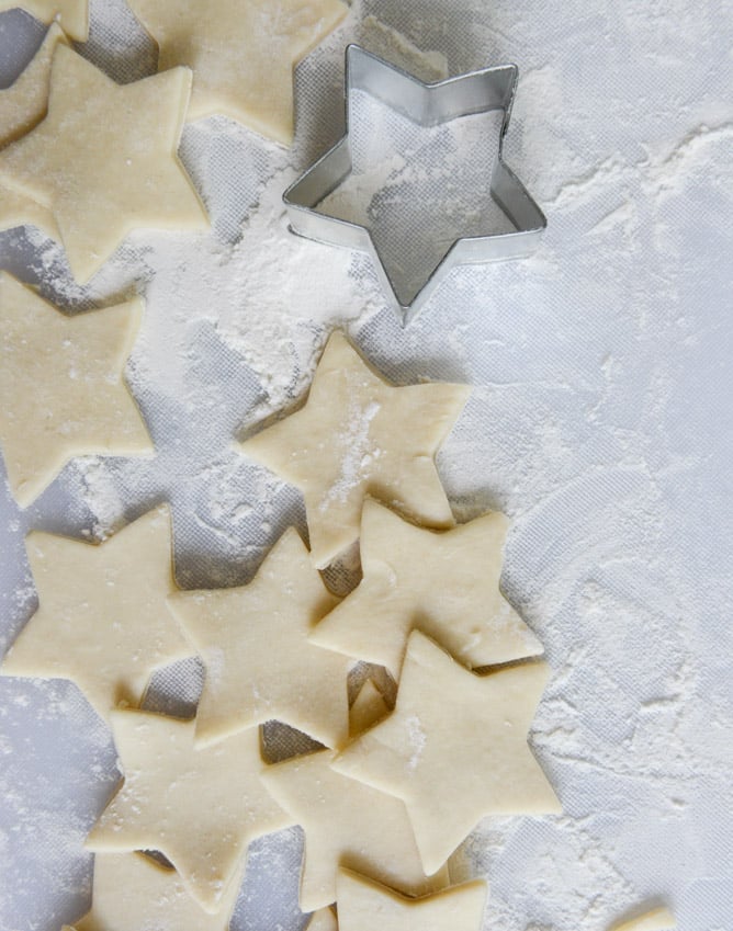 sweet cherry pie with amaretto whipped cream I howsweeteats.com