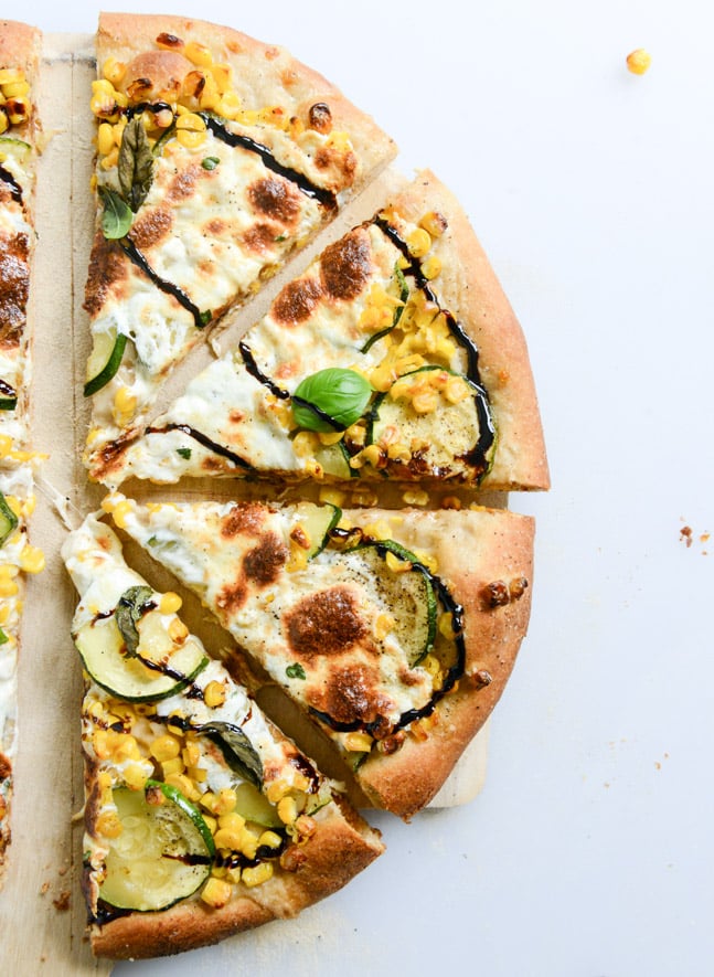 sweet corn, zucchini and fresh mozzarella pizza I howsweeteats.com