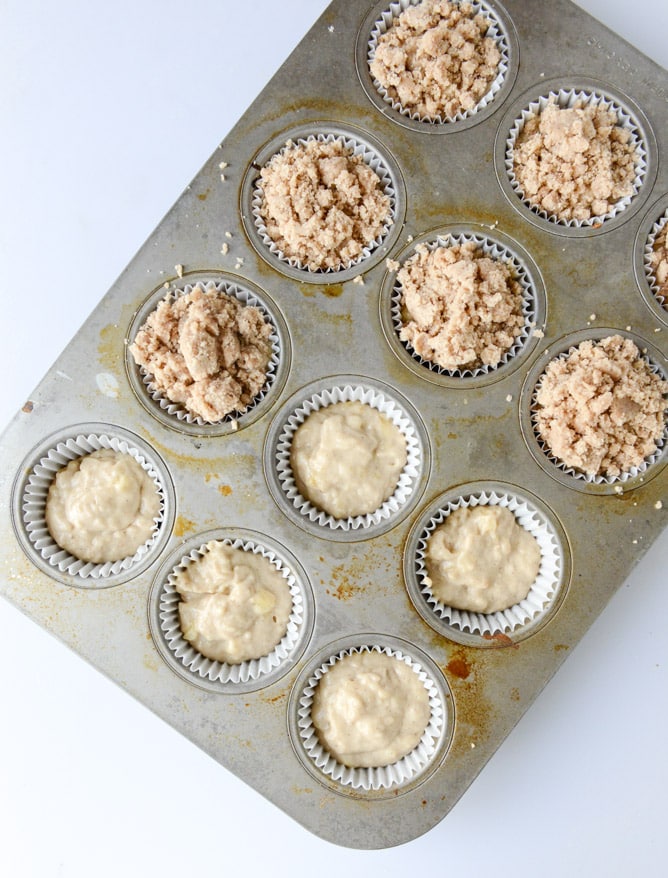 banana streusel muffins I howsweeteats.com