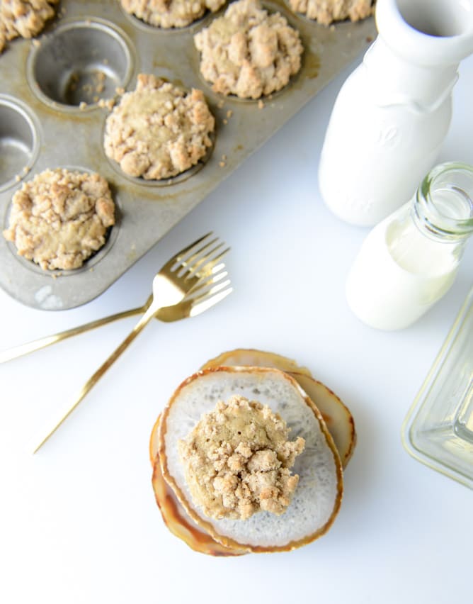 banana streusel muffins I howsweeteats.com
