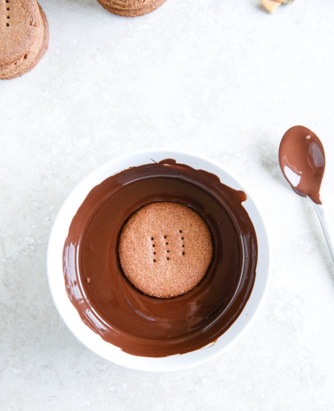 homemade chocolate covered graham crackers I howsweeteats.com