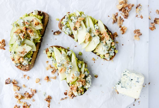 autumn avocado toast with pears, gorgonzola and cinnamon toasted walnuts I howsweeteats.com