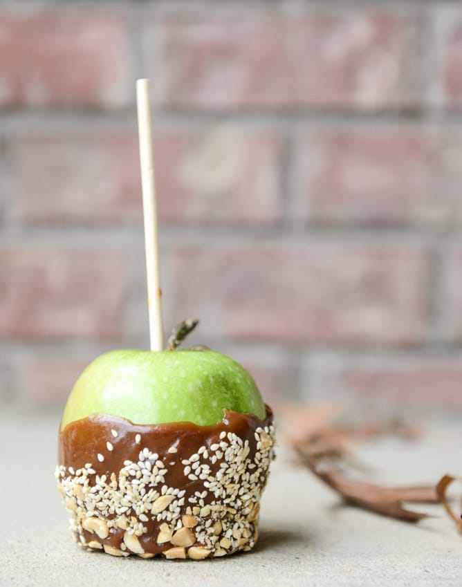 chocolate peanut butter fudge stuffed caramel apples I howsweeteats.com