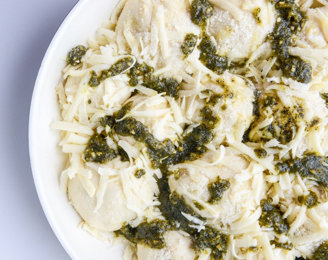 cheesy pesto skillet pull-apart bread I howsweeteats.com