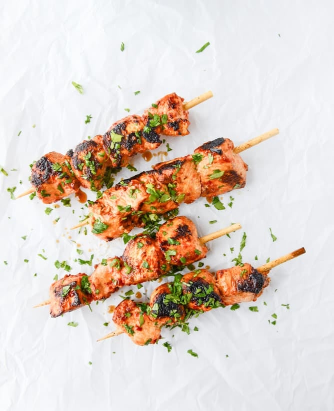 chili garlic chicken skewers with yogurt sauce I howsweeteats.com