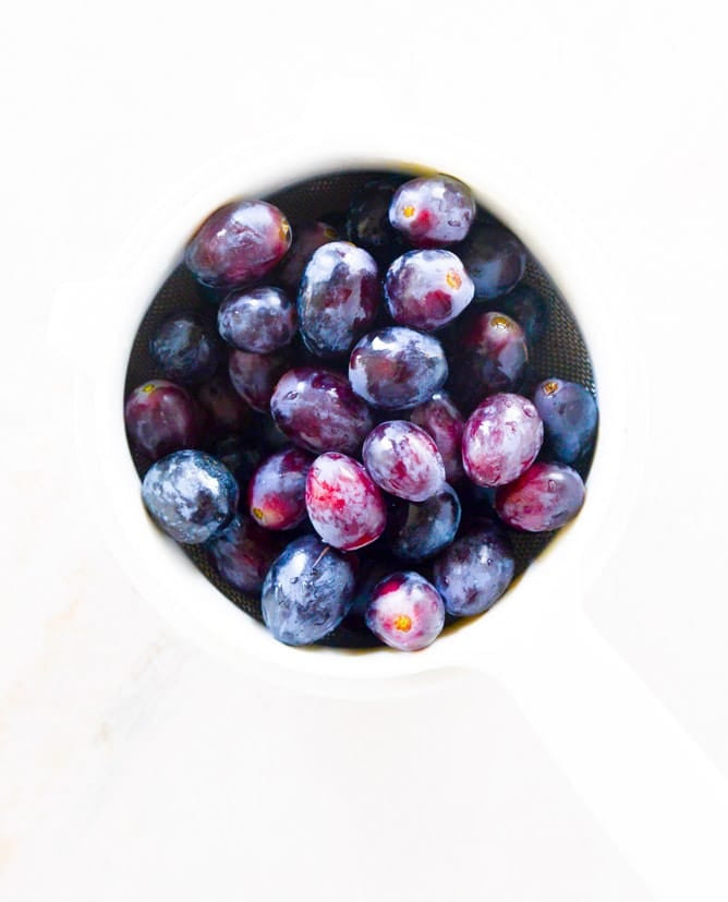 embarrassingly easy chocolate covered grape skewers I howsweeteats.com