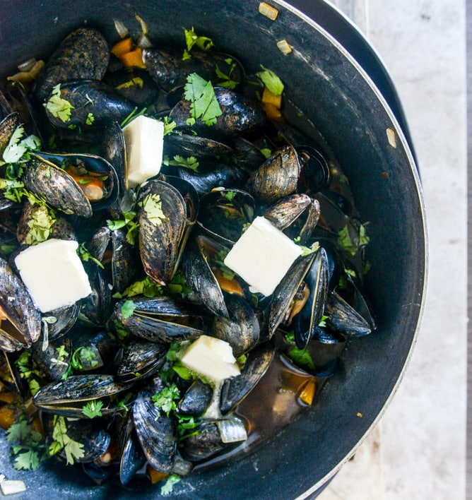 honey beer mussels with butter herb baguettes I howsweeteats.com