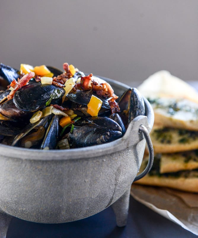 honey beer mussels with butter herb baguettes I howsweeteats.com