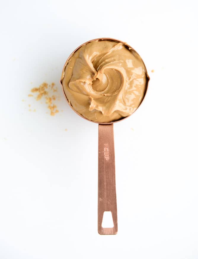 peanut butter cheesecake with whipped marshmallow and bananas I howsweeteats.com