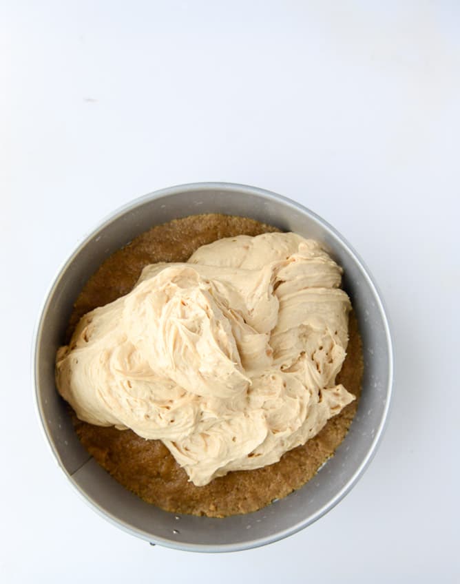 peanut butter cheesecake with whipped marshmallow and bananas I howsweeteats.com