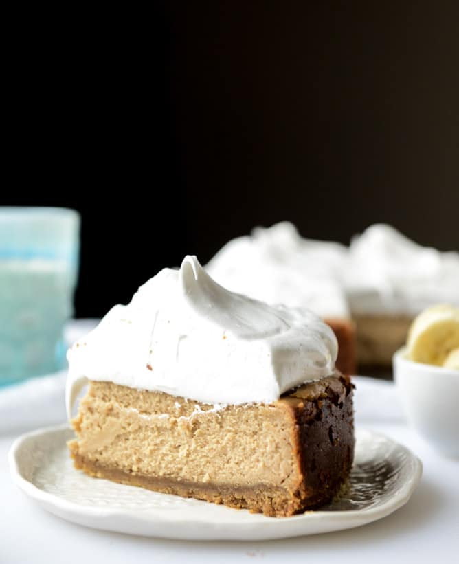 peanut butter cheesecake with whipped marshmallow and bananas I howsweeteats.com