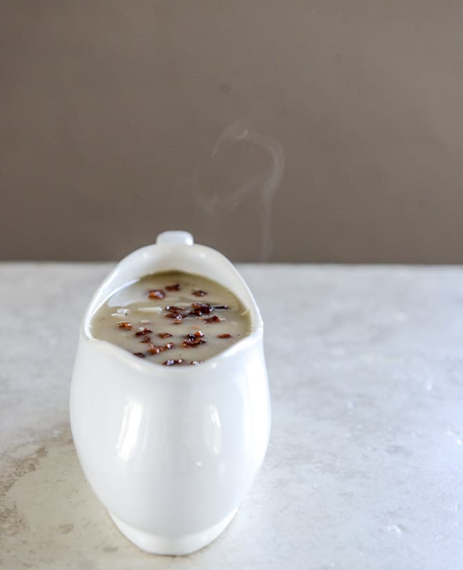 how to make caramelized shallot bacon gravy I howsweeteats.com