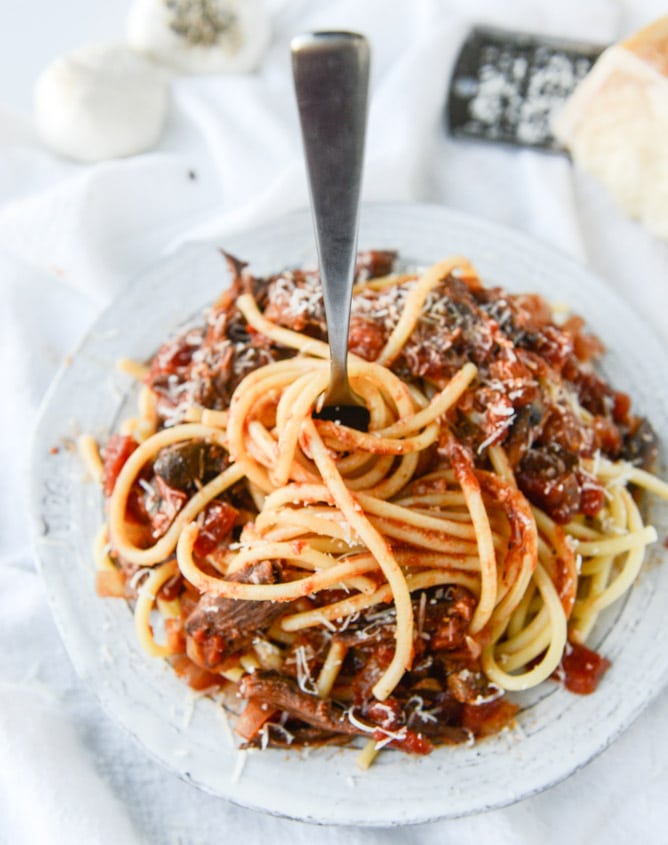 Slow Cooker Short Rib Sauce with Bucatini I howsweeteats.com