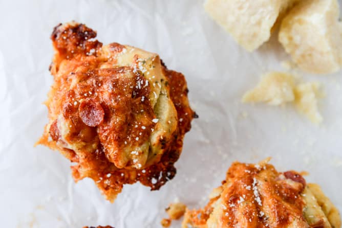 pepperoni pizza pull apart breads I howsweeteats.com