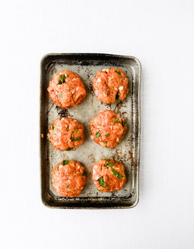 tortilla crusted chipotle salmon sliders I howsweeteats.com