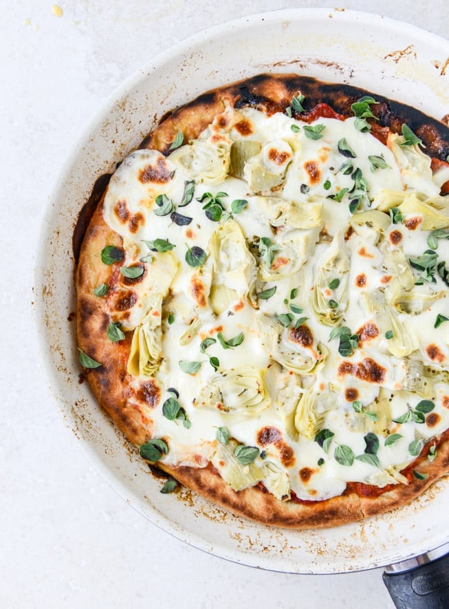 30 Minute Cheesy Artichoke Skillet Flatbread I howsweeteats.com