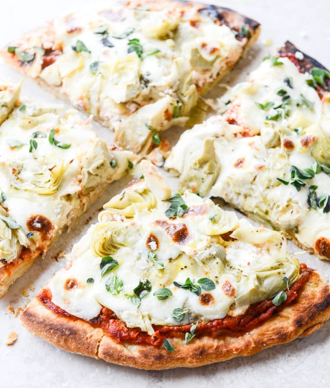 30 Minute Cheesy Artichoke Skillet Flatbread I howsweeteats.com