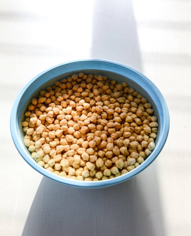 cheesy crunchy crispy chickpea burgers I howsweeteats.com