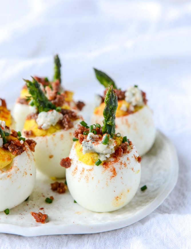 bacon blue deviled eggs with roasted garlic and asparagus I howsweeteats.com