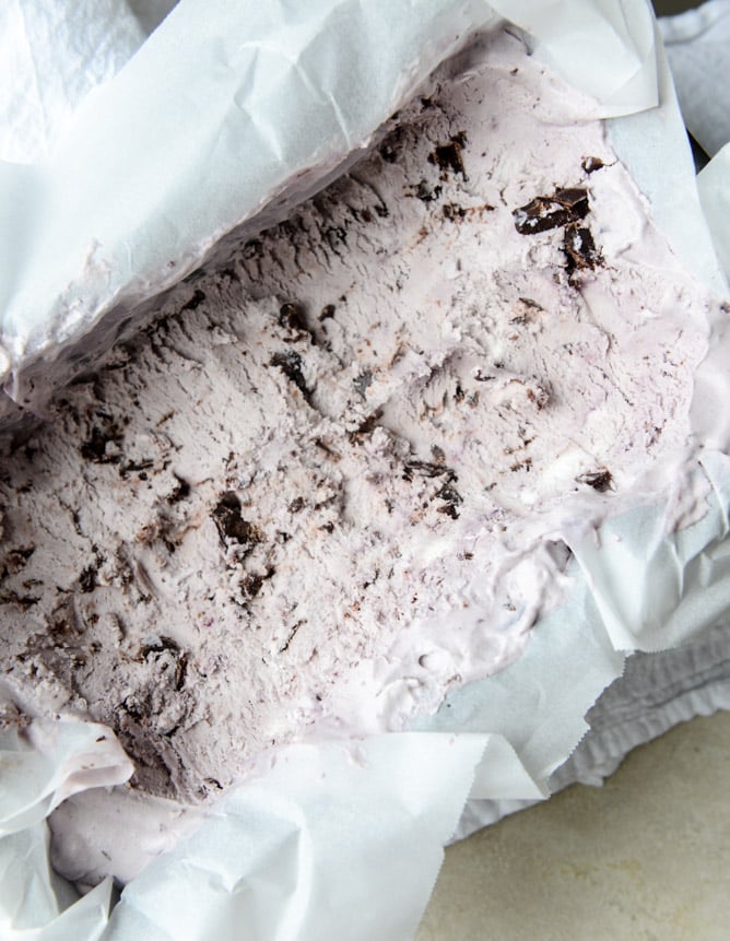 NO CHURN blackberry chip ice cream I howsweeteats.com