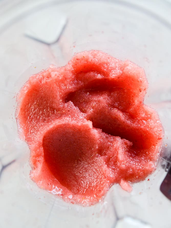 strawberry gin slushie I howsweeteats.com