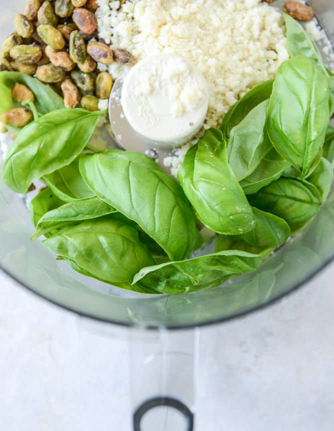 pistachio pesto pizza with fresh mozzarella and honey I howsweeteats.com