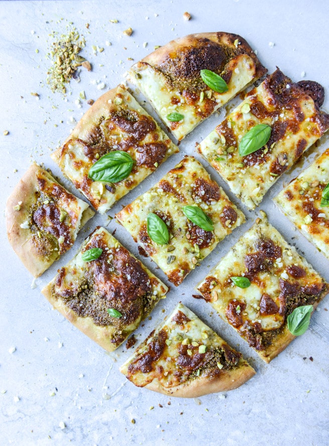 pistachio pesto pizza with fresh mozzarella and honey I howsweeteats.com