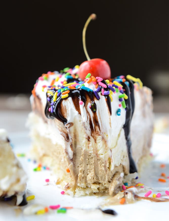 coffee ice cream sundae pie with a macaroon crust I howsweeteats.com