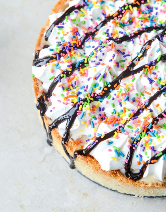 coffee ice cream sundae pie with a macaroon crust I howsweeteats.com