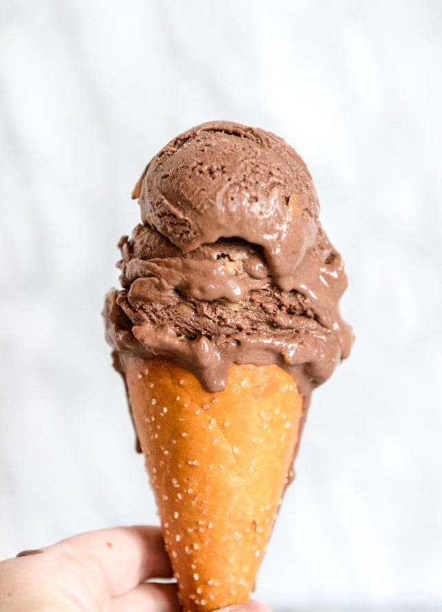 chocolate peanut butter pretzel ice cream I howsweeteats.com