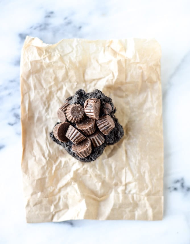 double dark chocolate peanut butter cup cookies I howsweeteats.com
