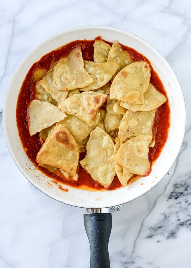 easy skillet chilaquiles I howsweeteats.com