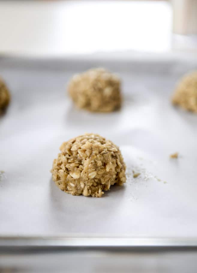 thin and chewy spiced oatmeal cookies I howsweeteats.com